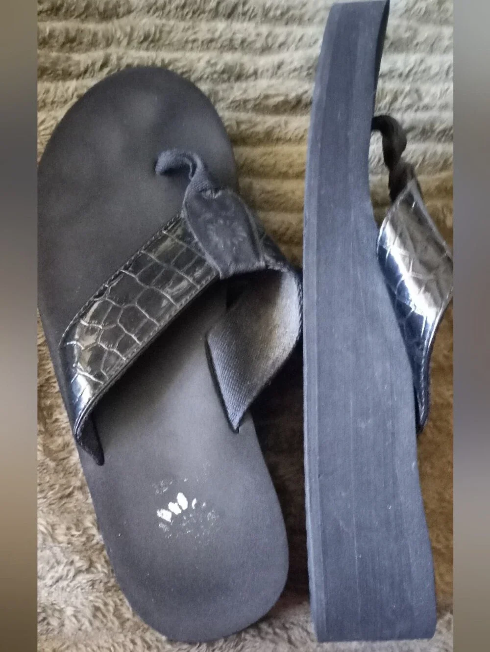 7.5M Yellow Box Black Croc Flip Flop Sandals - Picture 3 of 6
